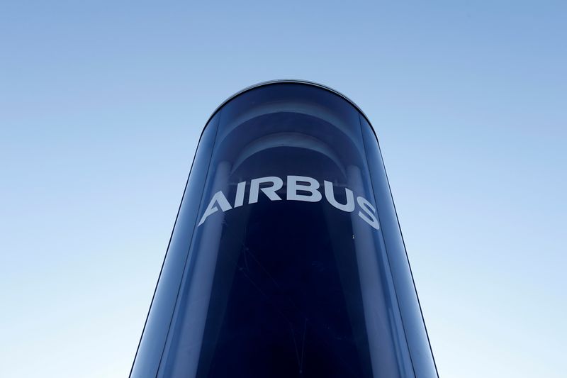 © Reuters. FILE PHOTO: The Airbus logo is pictured at Airbus headquarters in Blagnac near Toulouse