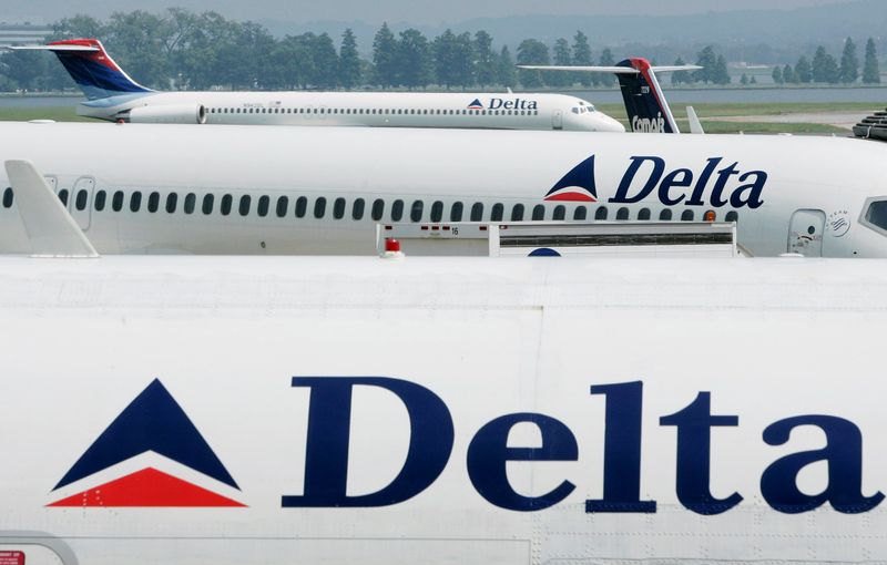 © Reuters. FILE PHOTO: Delta Airlines sit at Reagan National Airport outside Washington.