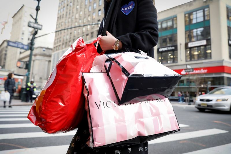 © Reuters. 米個人消費、12月は前月比0.3％増　所得は緩慢な伸び
