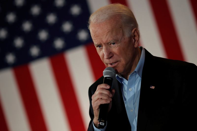 © Reuters. Democratic 2020 U.S. presidential candidate and former Vice President Joe Biden speaks during a campaign event in Burlington, Iowa, U.S.