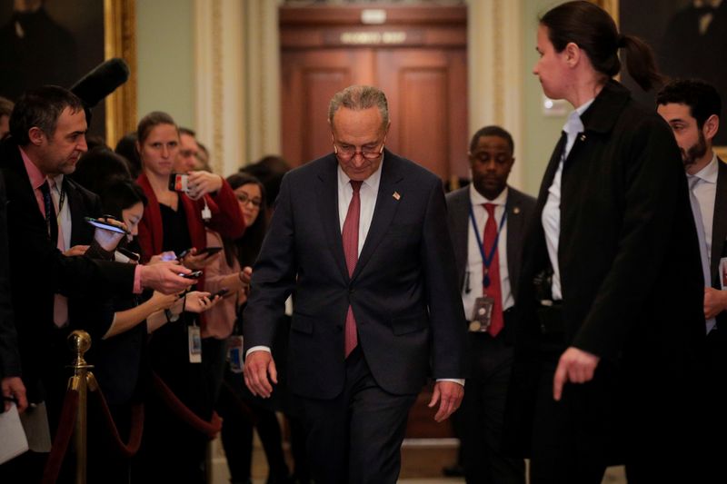 © Reuters. El líder de la minoría demócrata en el Senado, Chuck Schumer, durante un receso del juicio político a Donald Trump en Washington