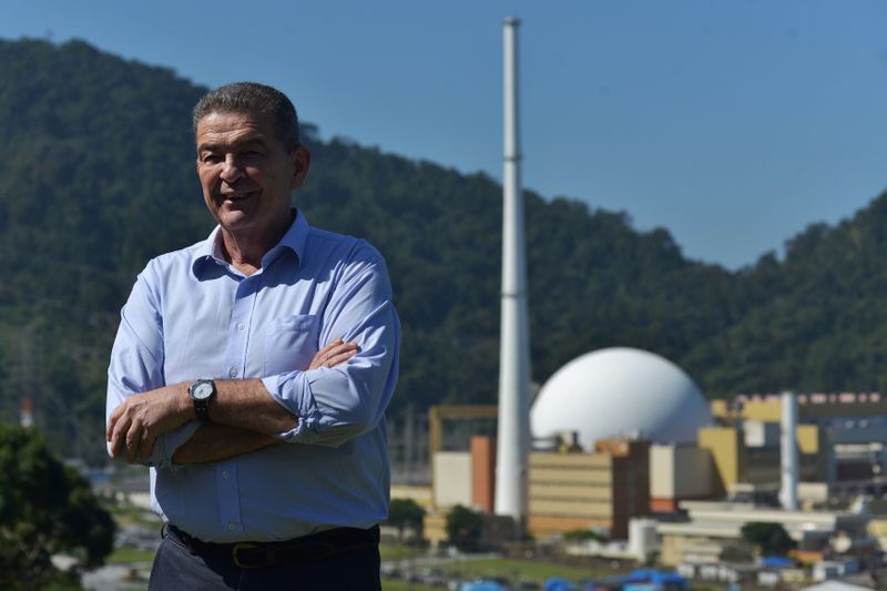 © Reuters. Presidente da Eletronuclear Leonam Guimarães posa para foto perto da usina nuclear de Angra
