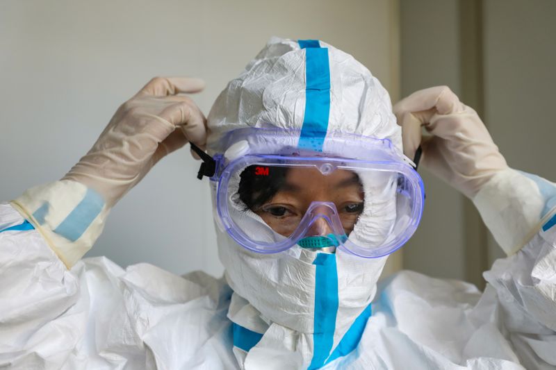 © Reuters. Médico em área de isolamento de hospital em Wuhan, na província de Hubei, China, em meio a surto de coronavírus