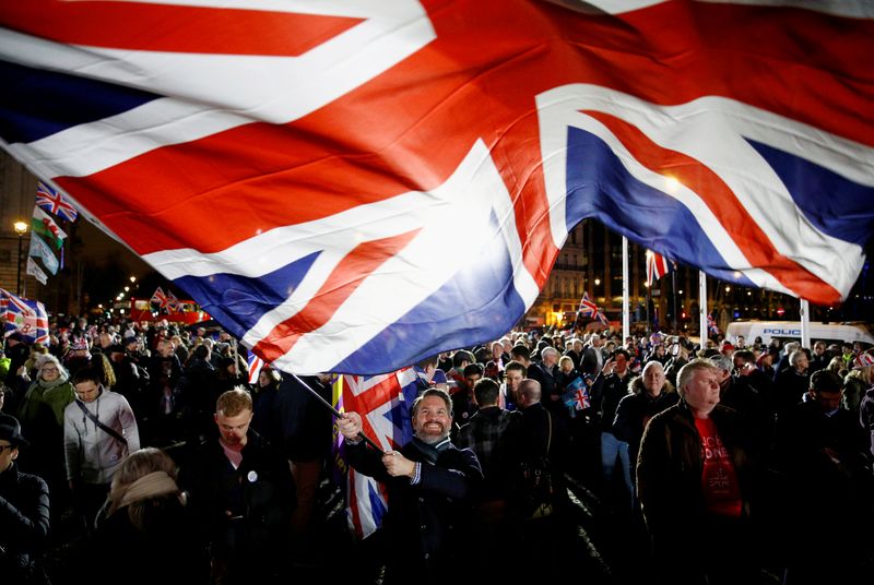 © Reuters. Un hombre ondea una bandera británica el día del Brexit en Londres, Gran Bretaña.