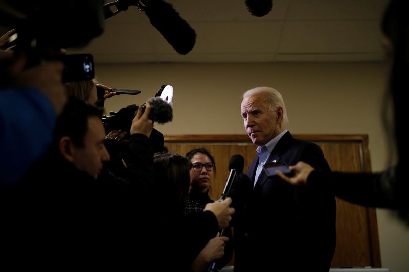 © Reuters. Democratic 2020 U.S. presidential candidate and former Vice President Joe Biden talks to journalists during a campaign event in Mt Pleasant, Iowa, U.S.