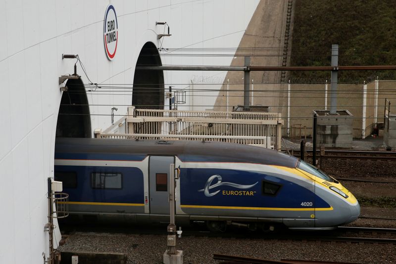 © Reuters. FILE PHOTO: An Eurostar high speed train enters the Channel Tunnel in Coquelles, near Calais