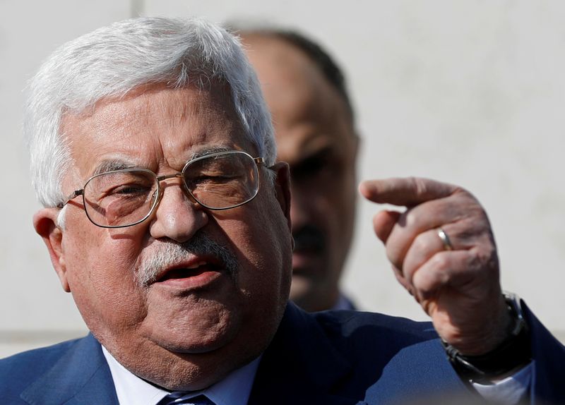 © Reuters. Palestinian President Mahmoud Abbas gestures as he speaks in Ramallah in the Israeli-occupied West Bank