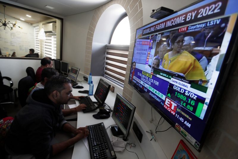 © Reuters. Los corredores trabajan en su terminal de computadora en una empresa de corretaje de valores en Mumbai