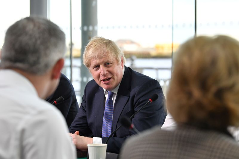 © Reuters. El Primer Ministro de Reino Unido, Boris Johnson, preside una reunión de gabinete en el Centro Nacional del Vidrio de la Universidad de Sunderland