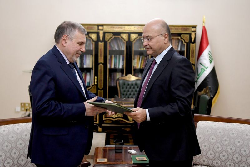 © Reuters. Iraq's President Barham Salih instructs newly appointed Prime Minister Mohammed Tawfiq Allawi, in Baghdad