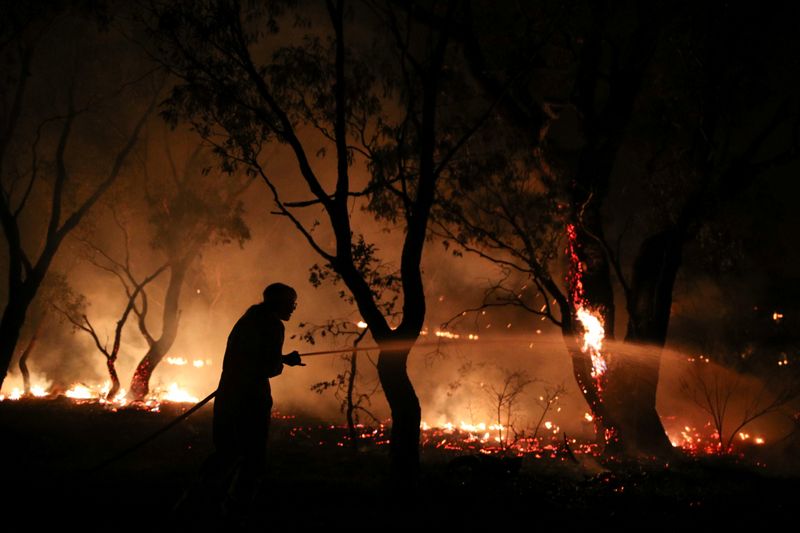 Los bomberos contienen el avance de los incendios hacia la capital de Australia