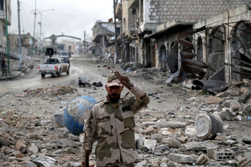 © Reuters. FILE PHOTO: Syrian army soldier gestures in Maarat al-Numan