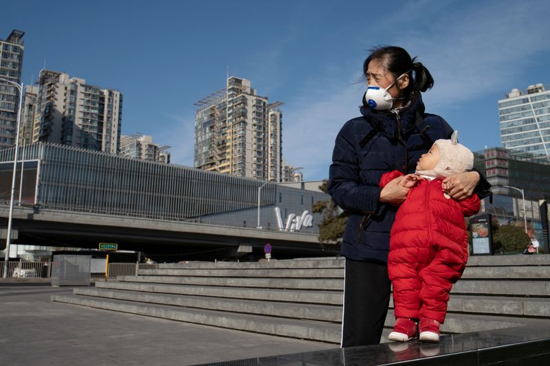 © Reuters. 新型肺炎の死者304人に、中国の感染者1万5000人に迫る