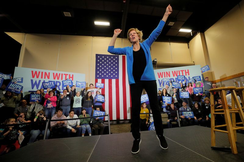 © Reuters. Democratic 2020 U.S. presidential candidate Warren holds a Get Out the Caucus Rally in Davenport