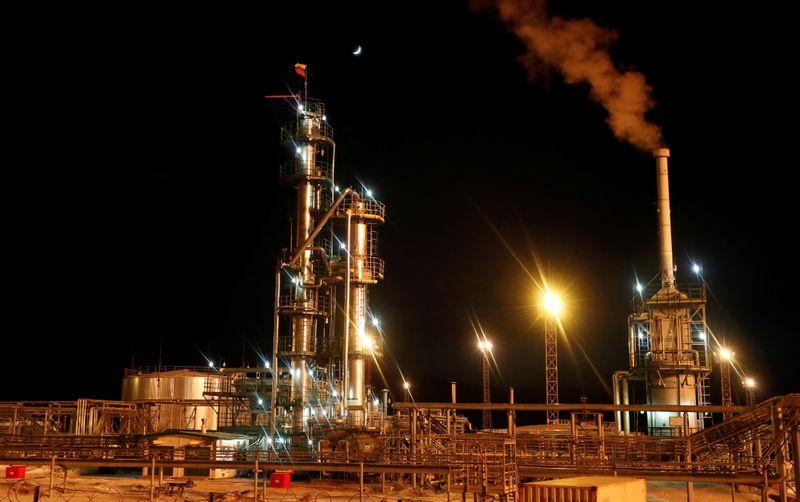 © Reuters. A Russian state flag flies on the top of a diesel plant in the Irkutsk Oil Company-owned Yarakta Oil Field in Irkutsk Region