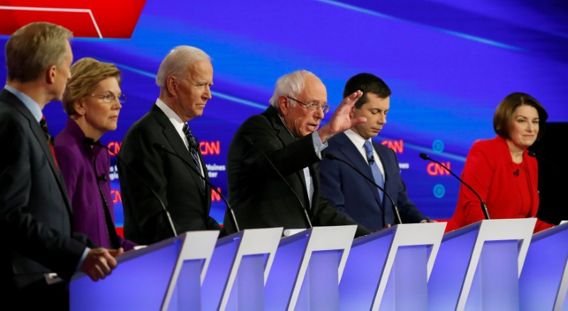 © Reuters. FILE PHOTO: Democratic 2020 U.S. presidential candidates Tom Steyer, Elizabeth Warren, Joe Biden, Bernie Sanders, Pete Buttigieg and Amy Klobuchar participate in the seventh Democratic 2020 presidential debate in Des Moines