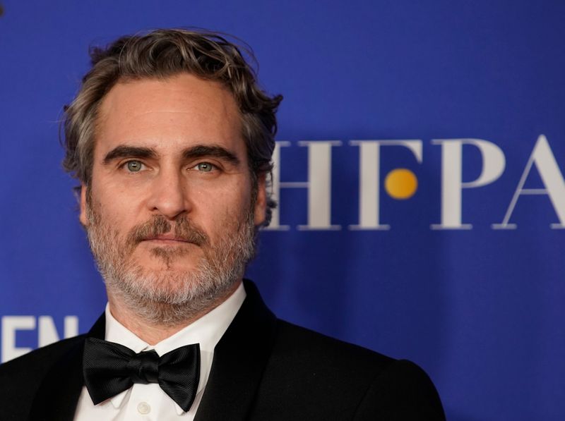 © Reuters. 77th Golden Globe Awards - Photo Room - Beverly Hills, California, U.S., January 5, 2020 - Joaquin Phoenix poses backstage