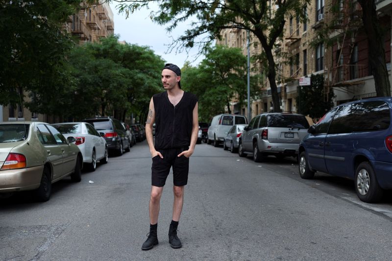 © Reuters. The Wider Image: New Yorkers strut street style