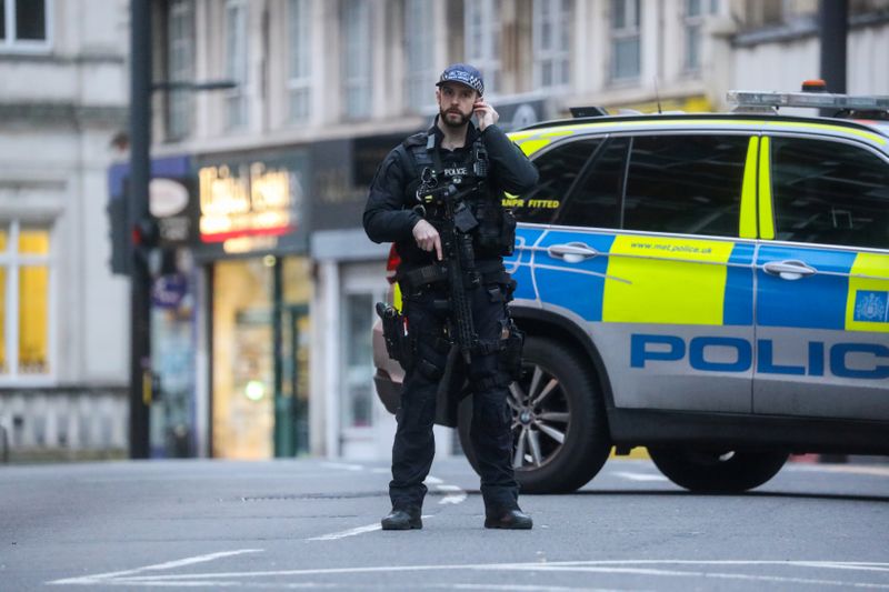 © Reuters. Se ve a un oficial de policía cerca de un lugar donde un hombre fue disparado por oficiales armados en Streatham, al sur de Londres