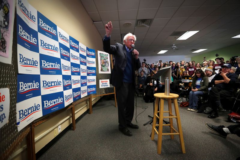 © Reuters. Democratic U.S. presidential candidate Senator Bernie Sanders speaks to supporters and volunteers at a campaign field office in Iowa City