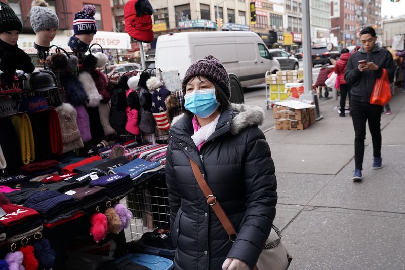© Reuters. Chinatown residents wear surgical masks in New York City