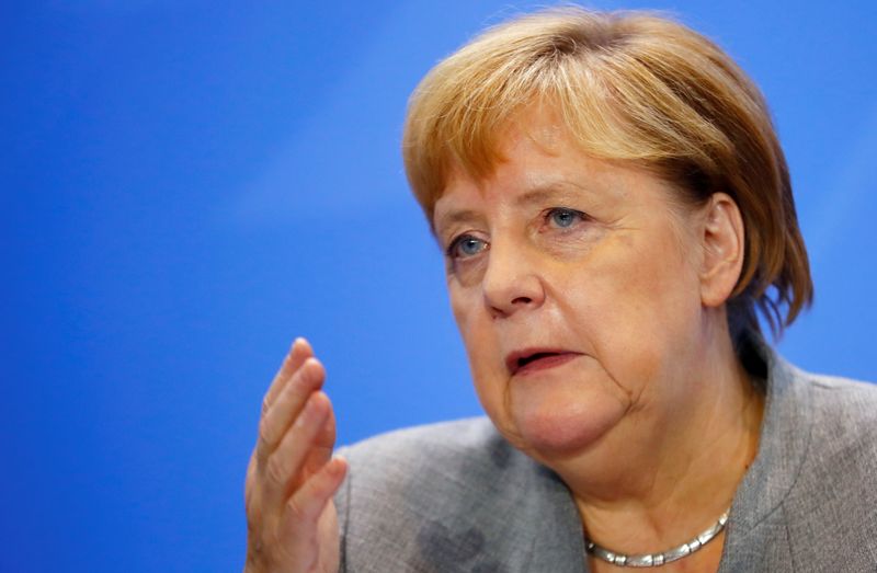 © Reuters. FILE PHOTO: German Chancellor Merkel attends news conference after meeting with chairmen of international economic and financial organisations at Chancellery in Berlin