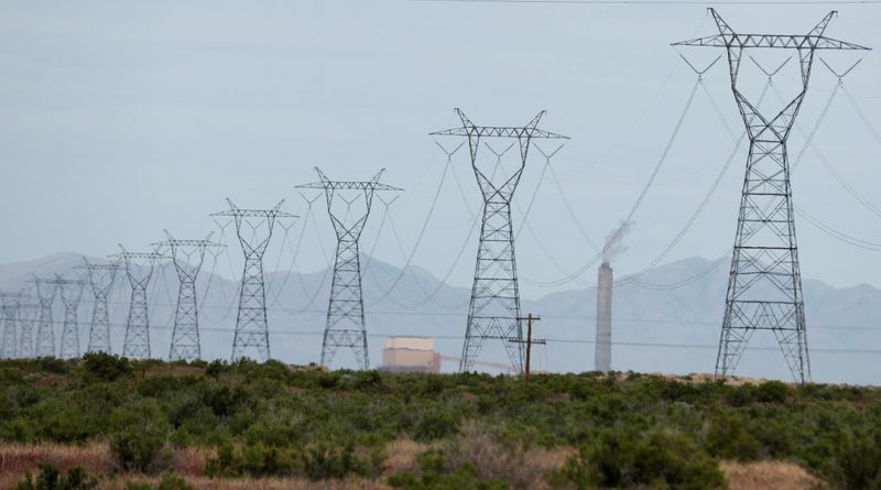© Reuters. FILE PHOTO: Power lines run from the coal fired Intermountain Power Project, which will close in 2025, outside Delta