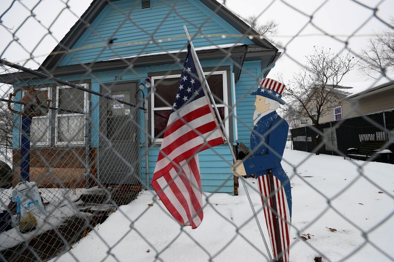 © Reuters. FILE PHOTO: A figure of Uncle Sam holding an American flag is seen outside a home in Colfax, Iowa