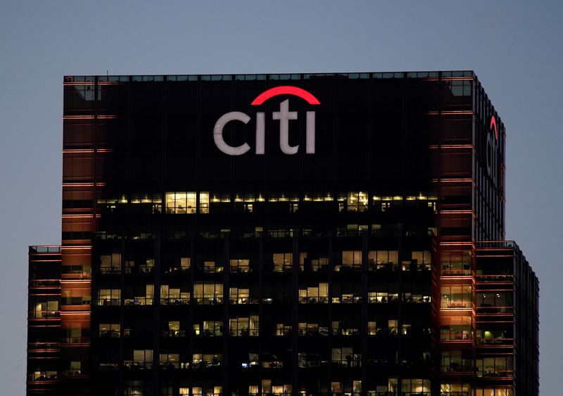 © Reuters. FILE PHOTO: Workers are seen in Citibank offices in the Canary Wharf financial district in London