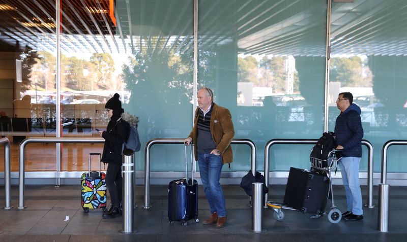 Espaço aéreo de aeroporto de Madri é fechado por suspeita de drones