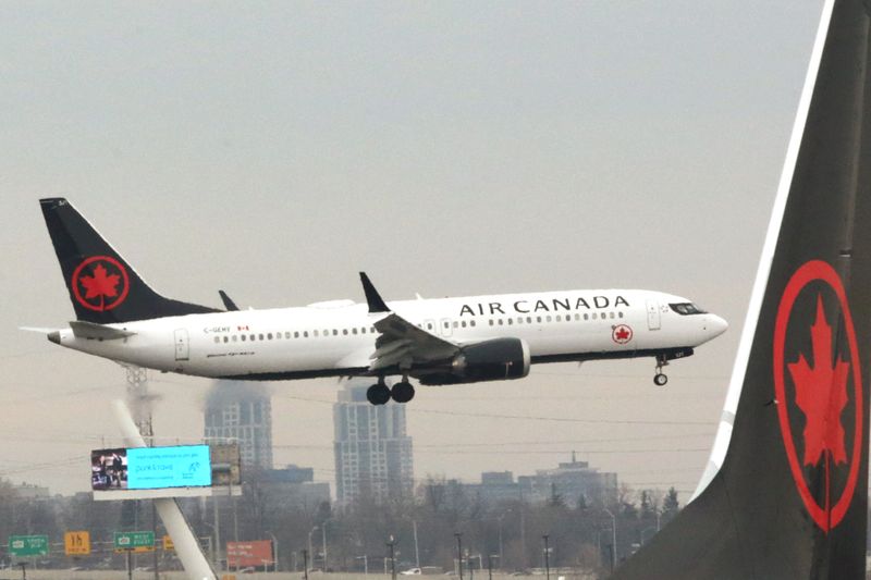 © Reuters. FOTO DE ARCHIVO: Un Boeing 737 MAX 8 de Air Canada procedente de San Francisco se aproxima para aterrizar en el Aeropuerto Internacional Pearson de Toronto en Toronto, Ontario, Canadá