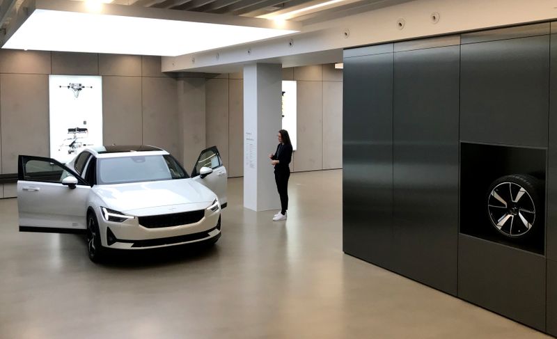 © Reuters. Woman looks at Polestar 2 electric car displayed in the Polestar Space center in Oslo