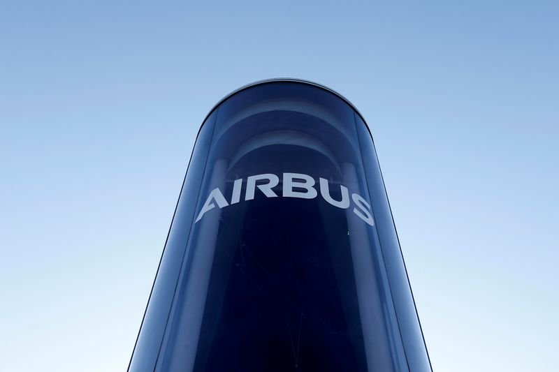 © Reuters. FILE PHOTO: FILE PHOTO: The Airbus logo is pictured at Airbus headquarters in Blagnac near Toulouse