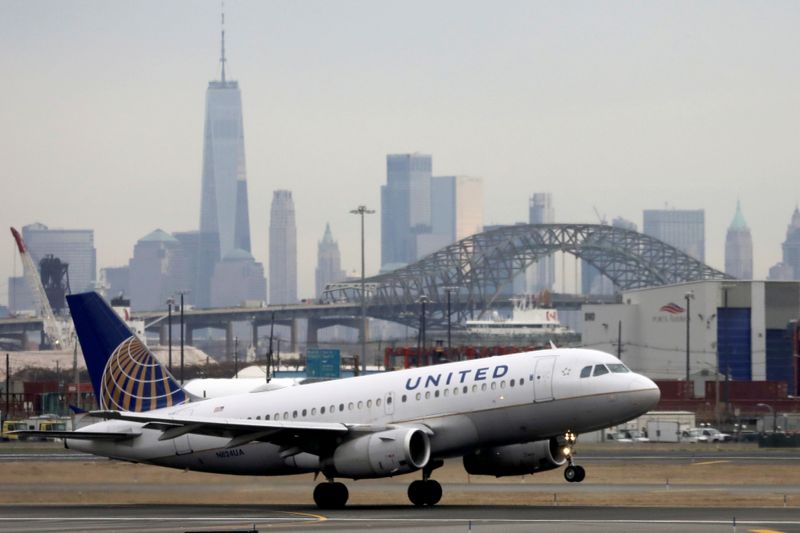 © Reuters. FILE PHOTO: A United Airlines passenger jet takes off with New York City as a backdrop