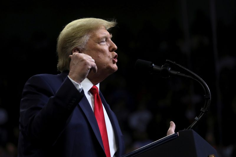 © Reuters. FILE PHOTO: U.S. President Donald Trump holds a campaign rally at Drake University in Des Moines