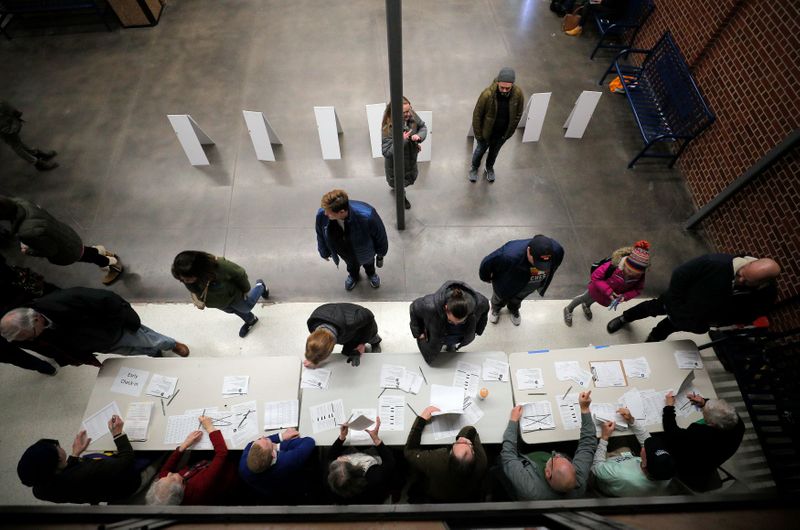 © Reuters. Caucus participants arrive to register in Des Moines