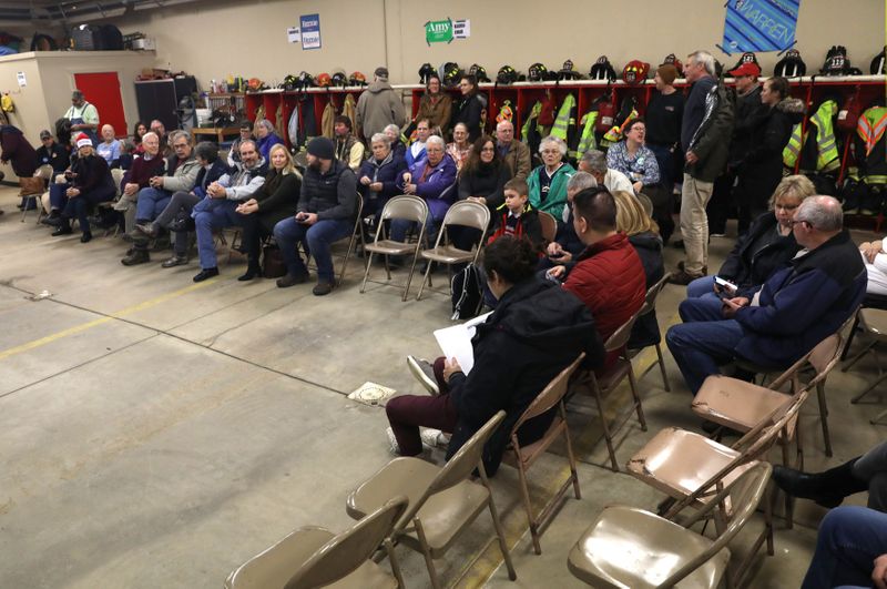 © Reuters. People wait for a caucus in a fire station in Kellogg