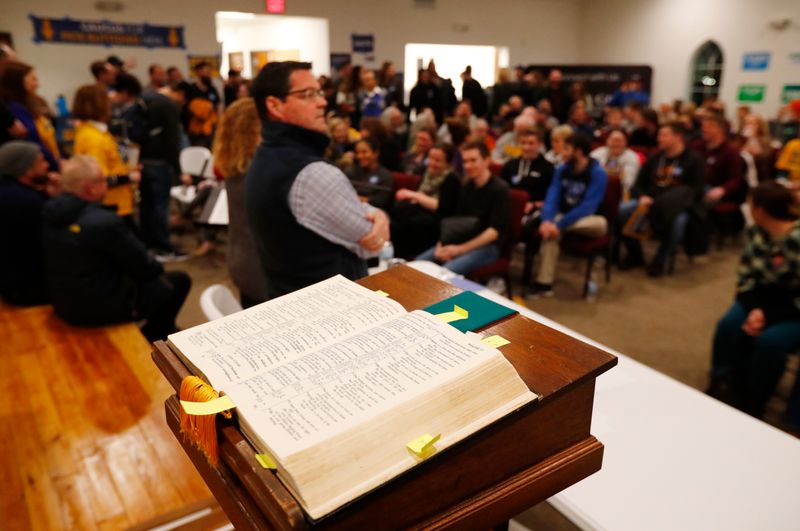 © Reuters. Bible lies open on the altar as the caucus begins at Maple Grove Methodist Church in West Des Moines, Iowa, U.S.