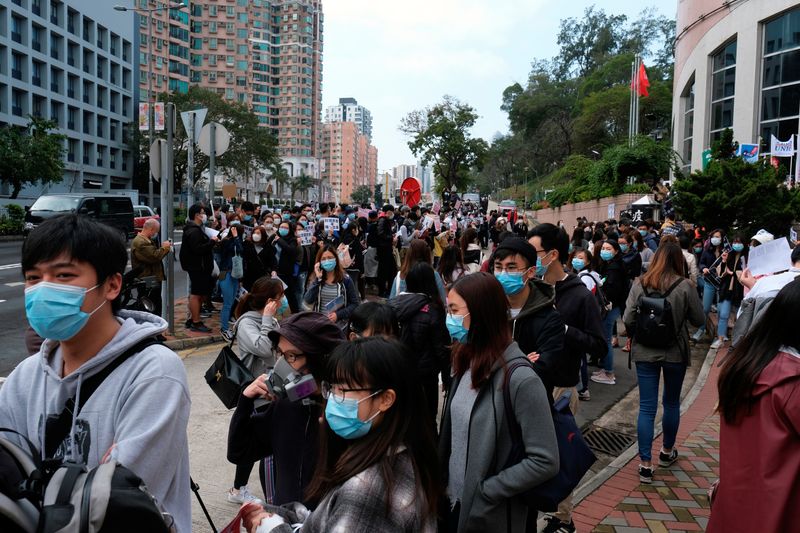 © Reuters. 新型肺炎、香港で初の死者　死者数430人に迫る