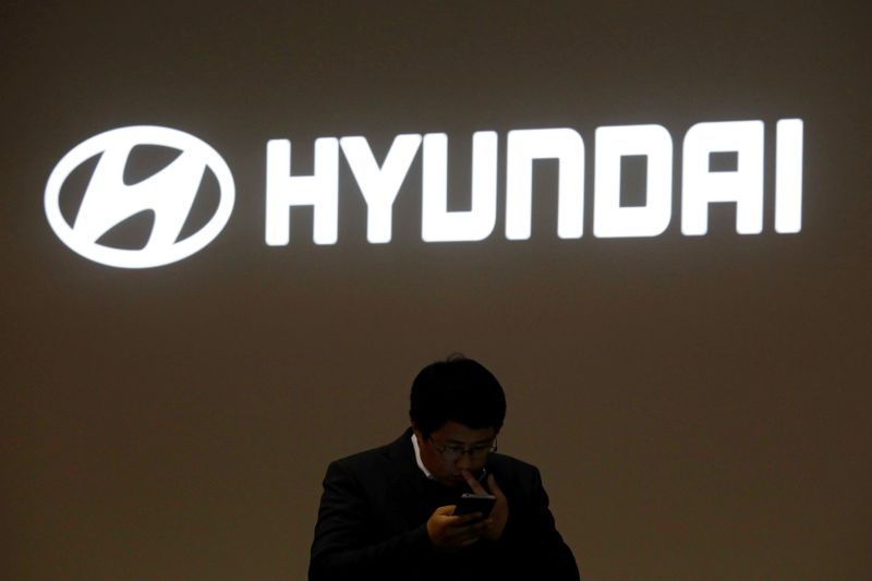 © Reuters. FILE PHOTO: A man walks past the logo of Hyundai Motor during the 2019 Seoul Motor Show in Goyang