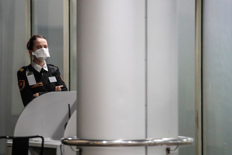 © Reuters. A security service member wears a mask at Moscow's Sheremetyevo Airport