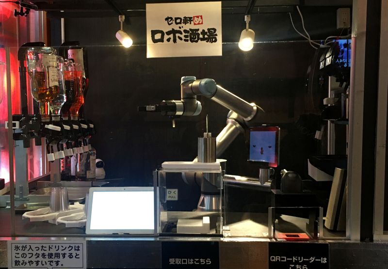 © Reuters. Un robot camarero en el bar de estilo japonés de la cadena Izakaya "Yoronotaki" en Tokio, Japón, el 29 de enero de 2020
