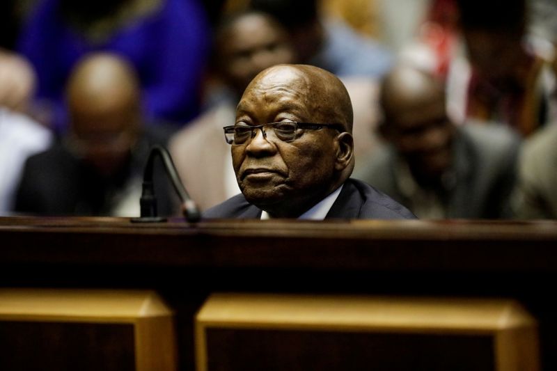 محكمة في جنوب أفريقيا تأمر بالقبض على الرئيس السابق زوما في قضية فساد