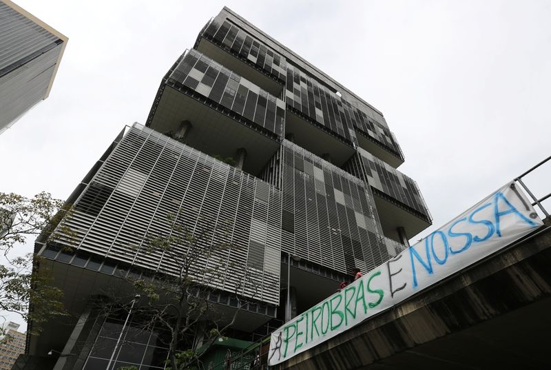 © Reuters. Protesto em frente ao edifício sede da Petrobras, no Rio de Janeiro, durante greve de trabalhadores da companhia