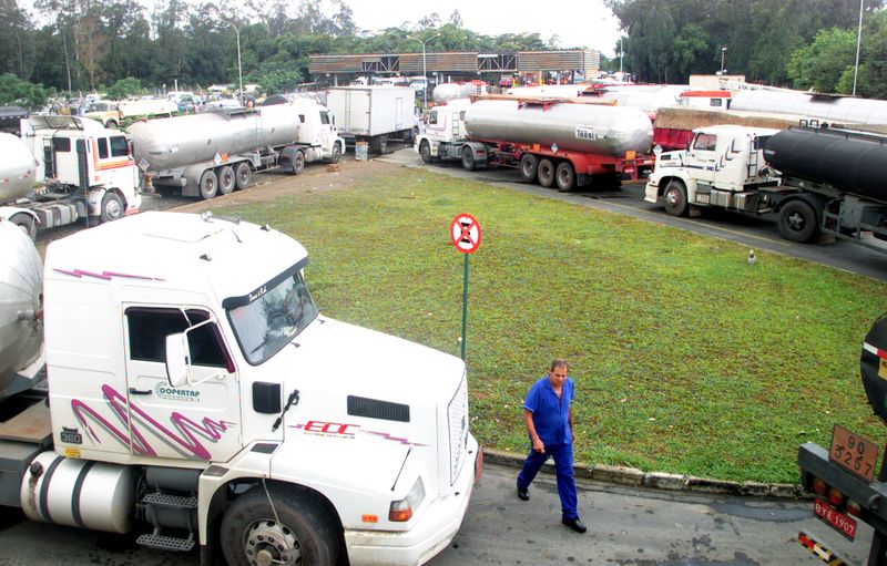 © Reuters. Caminhões-tanque na Reduc, refinaria da Petrobras em Duque de Caxias, RJ