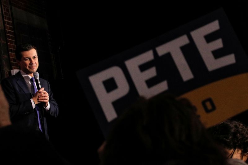 © Reuters. Democratic presidential candidate and former South Bend, Indiana mayor Pete Buttigieg speaks during a town hall campaign event in Manchester, New Hampshire