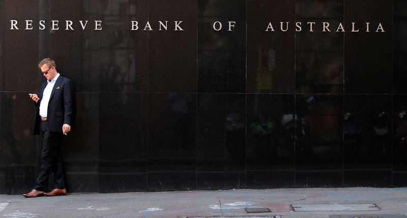 © Reuters. Un hombre fuma junto a la sede del Banco de la Reserva de Australia en el centro de Sydney