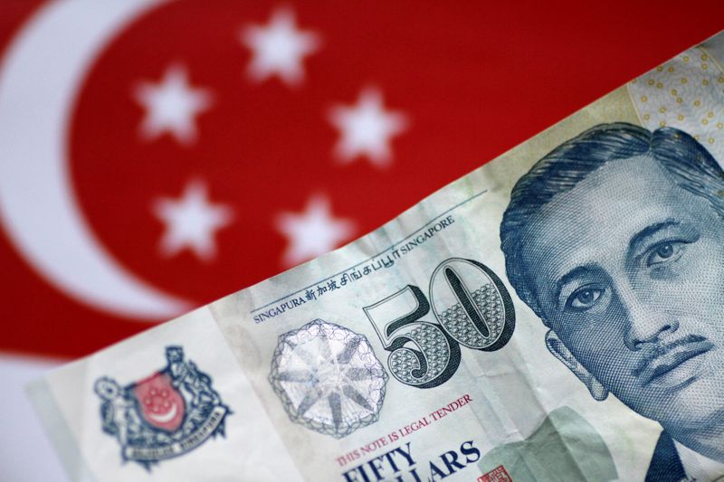 © Reuters. FILE PHOTO:  Illustration photo of a Singapore dollar note