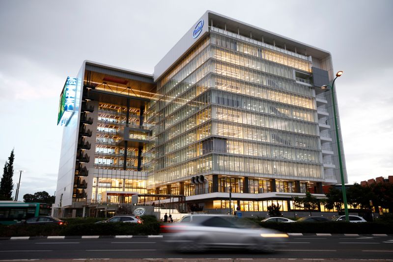 © Reuters. Cars drive past U.S. chipmaker Intel Corp's "smart building" in Petah Tikva, near Tel Aviv