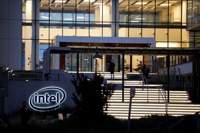 © Reuters. U.S. chipmaker Intel Corp's logo is seen at the entrance to their "smart building" in Petah Tikva, near Tel Aviv